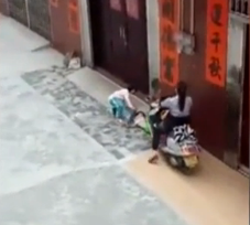 警方调查妇女摩托车辗压小孩：当事人非故意
