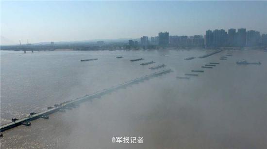 26分40秒，1150米钢铁浮桥横跨长江