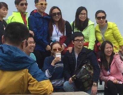 张靓颖和男友冯柯十指紧扣现身机场 贴心为粉丝买咖啡(图)