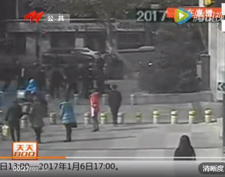 四川绵阳20余人街头火拼 一男子向民警借枪