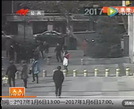 四川绵阳20余人街头火拼 一男子向民警借枪