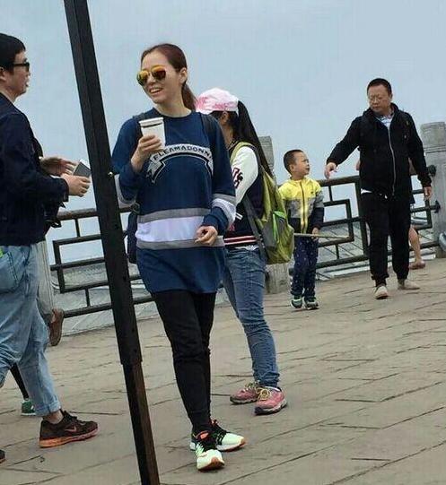 张靓颖和男友冯柯十指紧扣现身机场 贴心为粉丝买咖啡(图)